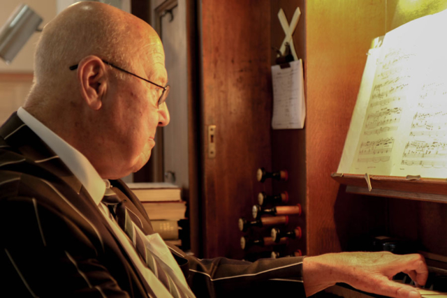 Organist Dudley Fowkes at the 2016 Produce Show